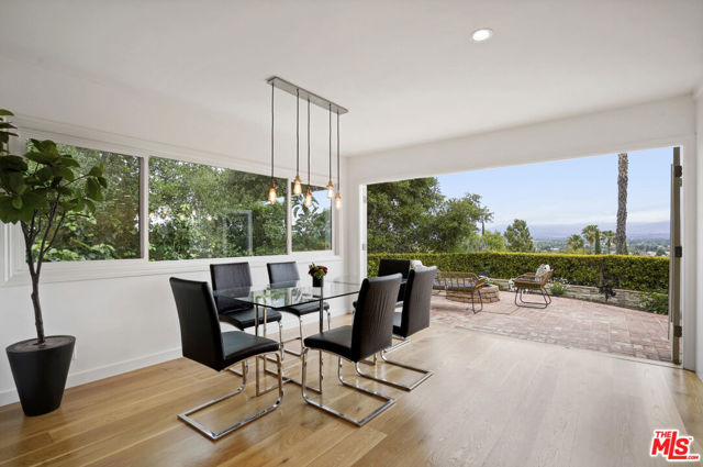 15224 Encanto Drive, Sherman Oaks CA: https://media.crmls.org/mediaz/299041e0-ef3a-4af7-b32a-f7b92100b74d.jpg