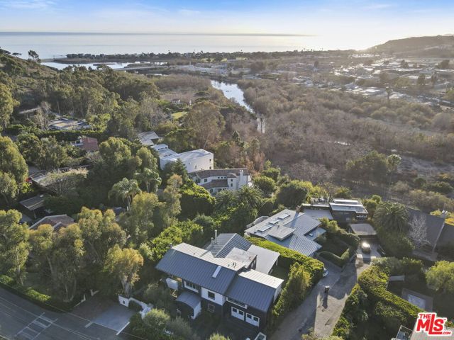 3631 SERRA Road, Malibu CA: https://media.crmls.org/mediaz/29906702-a10b-4669-af68-fc953890ca06.jpg