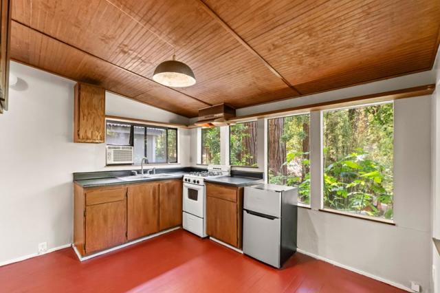 483 Echo Lane, Boulder Creek CA: https://media.crmls.org/mediaz/2990d0e4-9d77-4472-b885-c35a59fb912c.jpg