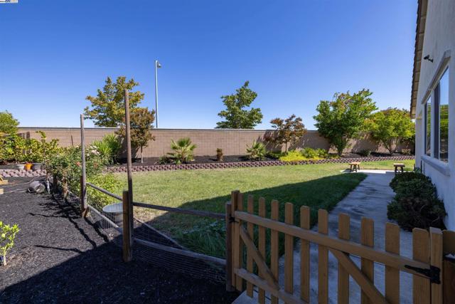 917 Talaria Ct, Oakley CA: https://media.crmls.org/mediaz/2993a342-74e0-4279-ac4a-adf3df9c0541.jpg