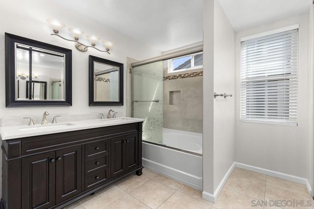 4041 Tynebourne Cir, San Diego CA: https://media.crmls.org/mediaz/2993ca98-d1e5-468e-97bb-95c3e4789498.jpg