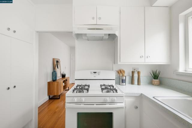 708 Cornell Ave, Albany CA: https://media.crmls.org/mediaz/2993d7fa-e5cf-4dac-b80a-8f045acc3633.jpg