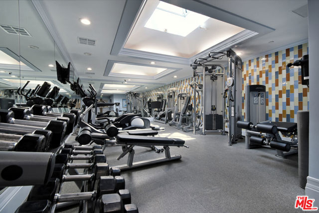 10520 Wilshire Boulevard, Los Angeles CA: https://media.crmls.org/mediaz/299546c6-cbc8-4724-9cc2-aa71d219489a.jpg
