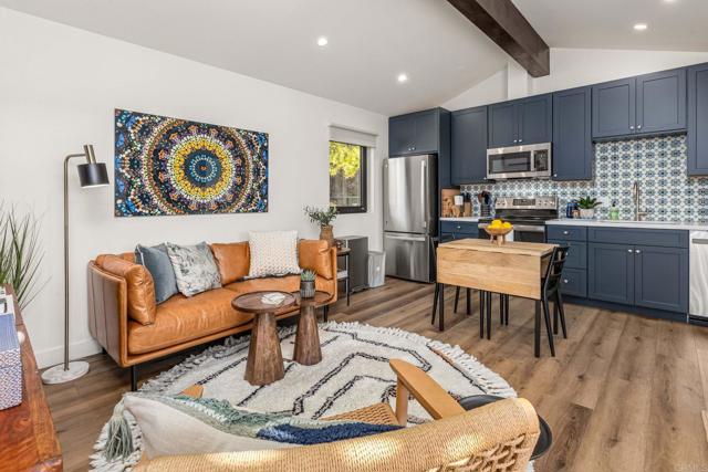 Detail Gallery Image 2 of 39 For 2087 via Ladeta, La Jolla,  CA 92037 - 2 Beds | 2 Baths