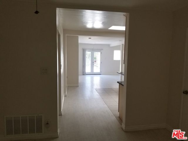 11059 CALIFA Street photo 9