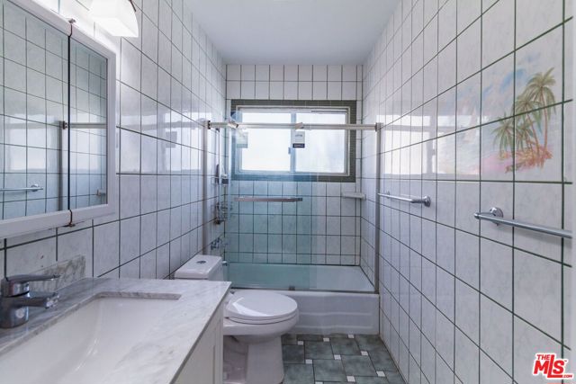 8646 Corbin Avenue, Northridge CA: https://media.crmls.org/mediaz/299637ba-2b78-498a-842c-57456cef5a80.jpg