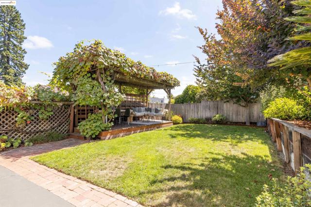 2451 Carmel St, Oakland CA: https://media.crmls.org/mediaz/2996c4a2-64cb-4651-8deb-d9030753a4af.jpg
