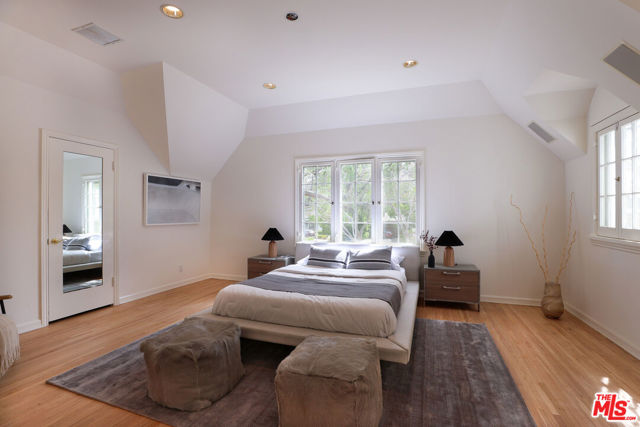 628 N Elm Drive, Beverly Hills CA: https://media.crmls.org/mediaz/29972e89-0769-40ad-8f51-4b5d02fd71bb.jpg