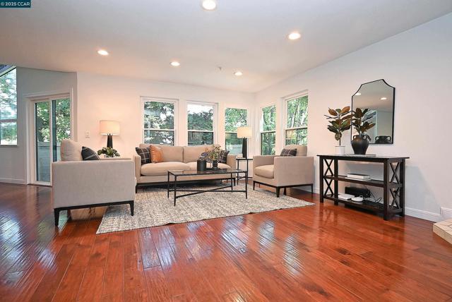 3279 Mt Diablo Ct, Lafayette CA: https://media.crmls.org/mediaz/299776f6-fed5-445a-a737-112a2a00019b.jpg