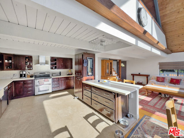 22012 Topanga School Road, Topanga CA: https://media.crmls.org/mediaz/2997850e-b897-42d7-833d-7fc2ee5af827.jpg
