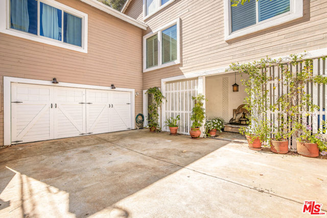 1647 N Beverly Glen Boulevard, Los Angeles CA: https://media.crmls.org/mediaz/2997b2df-96cd-4947-b4db-6940fd885c23.jpg