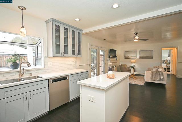 1677 6Th St, Concord CA: https://media.crmls.org/mediaz/2997ef8b-3e32-42e1-b7de-b7f1d66d256f.jpg