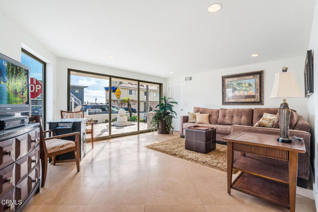 3300 Ocean Drive, Oxnard CA: https://media.crmls.org/mediaz/29981a6f-4358-47cc-99c7-101f6b669329.jpg