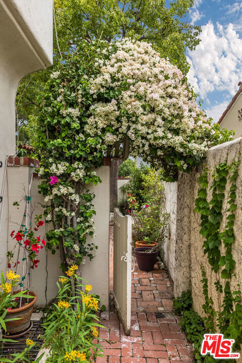 https://media.crmls.org/mediaz/29982896-1806-4f15-ad14-6e5c473e27c7.jpg?preset=X-Large