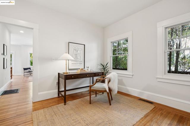 1071 Harvard Rd, Piedmont CA: https://media.crmls.org/mediaz/2998b304-f3fd-4395-b9cc-54b14a541566.jpg