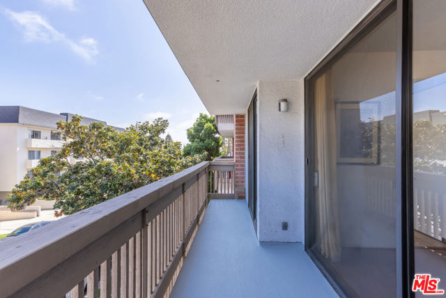 11805 Mayfield Avenue, Los Angeles CA: https://media.crmls.org/mediaz/2999282a-68d9-480e-b130-c736c2fd1401.jpg
