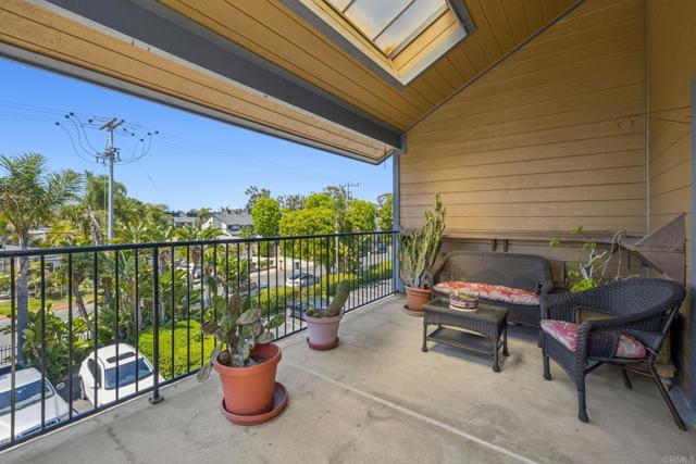 4006 Layang Layang Circle, Carlsbad CA: https://media.crmls.org/mediaz/299959ff-315d-472b-851e-7f28413f3325.jpg