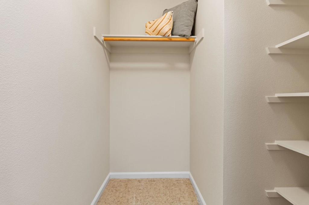 https://media.crmls.org/mediaz/2999bfa4-c8a2-46a4-bcae-1ced5cffc3ba.jpg?preset=X-Large