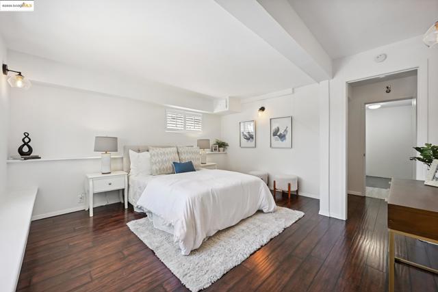 3316 Coolidge Ave, Oakland CA: https://media.crmls.org/mediaz/299a059a-6f2c-411a-b443-fd605bb214a8.jpg
