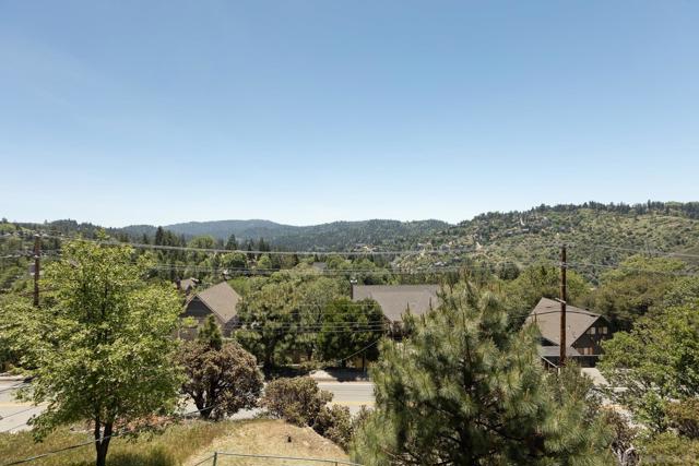 1141 Grass Valley Road, Lake Arrowhead CA: https://media.crmls.org/mediaz/299a3018-51e1-412f-8d97-c3bbdefaff70.jpg