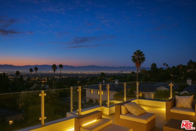 4637 Dunas Lane, Tarzana CA: https://media.crmls.org/mediaz/299a36f3-c4c9-4700-9c00-37a7f296f9b9.jpg