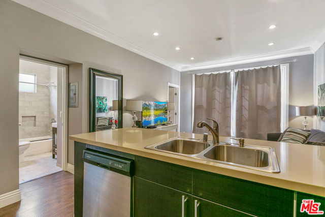 7223 Willoughby Avenue, Los Angeles CA: https://media.crmls.org/mediaz/299a68dd-1933-4c75-be75-5f9d8aef6700.jpg