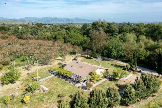 79547958 Lovers Lane, Hollister CA: https://media.crmls.org/mediaz/299aa65d-c7eb-40f1-b54b-37e882f36a7c.jpg