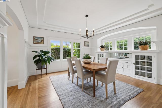6040 LAWTON AVENUE, Oakland CA: https://media.crmls.org/mediaz/299af949-2b06-4da3-8a06-5e34cc3b1ee4.jpg