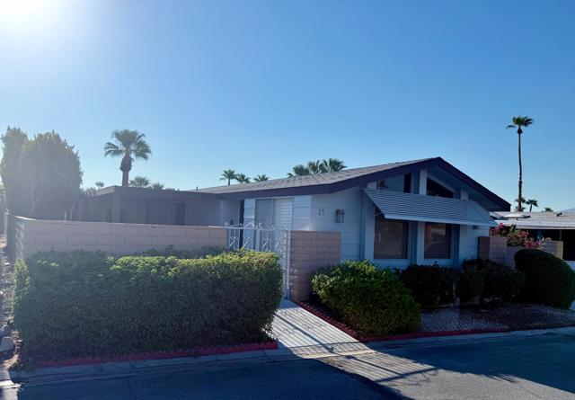14 International Boulevard, Rancho Mirage CA: https://media.crmls.org/mediaz/299b4bc4-515e-49cb-97b7-49167bb05be8.jpg