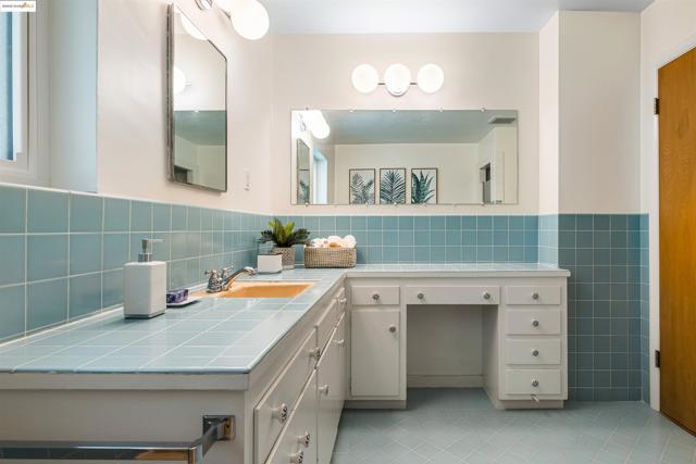 1515 Oxford, Berkeley CA: https://media.crmls.org/mediaz/299c159e-3d72-40b4-92c9-0af49ad28720.jpg