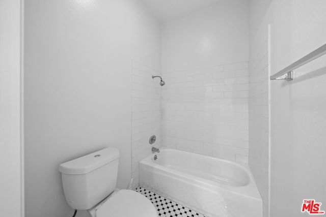 533 S St Andrews Place, Los Angeles CA: https://media.crmls.org/mediaz/299e0180-aea7-4a7a-a488-06472b956573.jpg