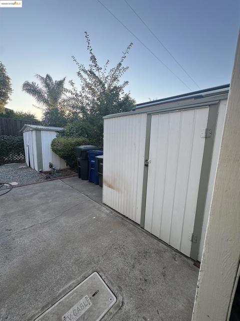 137 Zartop, Oakley CA: https://media.crmls.org/mediaz/299e1d47-e426-4f90-ae28-18aadfc4ef5d.jpg