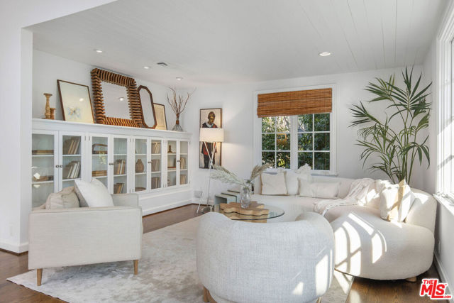10155 Valley Spring Lane, Toluca Lake CA: https://media.crmls.org/mediaz/299e4fe3-7851-41ac-a9d4-42a272b78b14.jpg
