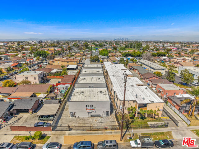 649 1/2 W 92nd Street, Los Angeles CA: https://media.crmls.org/mediaz/299e66e6-0ce1-43b7-93a0-c61689fc4282.jpg