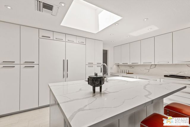 6 Trojan Court, Rancho Mirage CA: https://media.crmls.org/mediaz/299ecd96-21cf-4940-ac93-d3fa94b43d1b.jpg