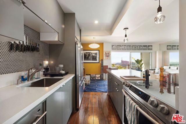 1131 Alta Loma Road, West Hollywood CA: https://media.crmls.org/mediaz/299ecfb0-b44c-4036-981b-5ab250d319e1.jpg