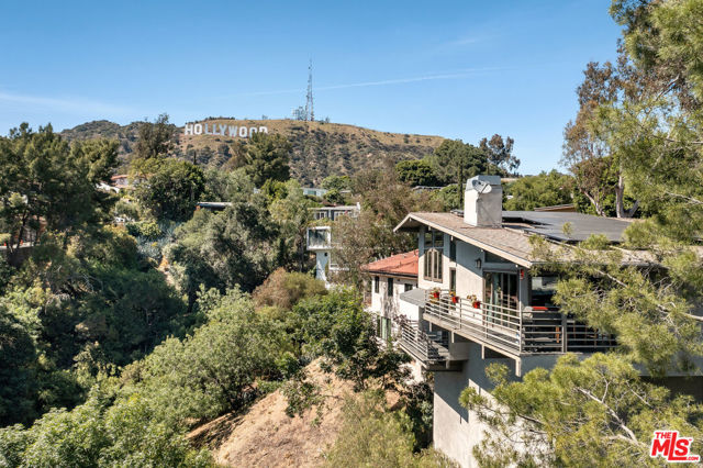 3307 Deronda Drive, Los Angeles CA: https://media.crmls.org/mediaz/29a36b78-b3cf-461d-a64d-8f6bb7c41db4.jpg