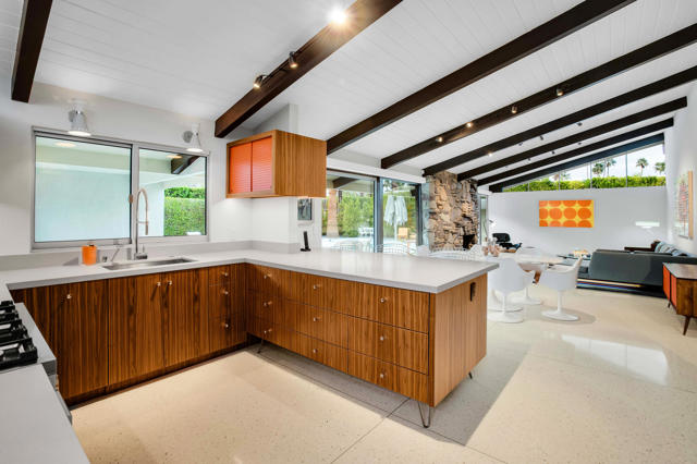 Image 16 of 83 For 992 La Jolla Road