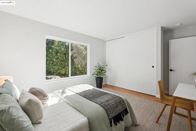424 Staten Ave, Oakland CA: https://media.crmls.org/mediaz/29a43a43-8f59-4799-95c5-9975c63c4fbe.jpg