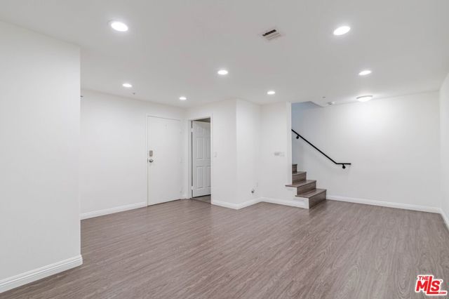 5521 Kester Avenue, Sherman Oaks CA: https://media.crmls.org/mediaz/29a46466-0917-410f-954b-a73842290cfa.jpg