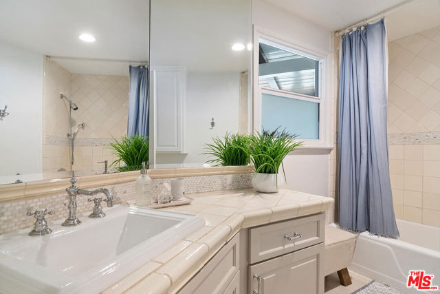 4909 Encino Terrace, Encino CA: https://media.crmls.org/mediaz/29a489a8-d797-4838-9eac-7d2f2cc3e232.jpg