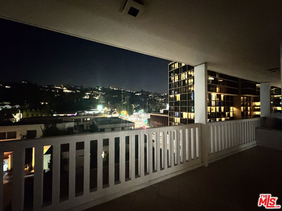 https://media.crmls.org/mediaz/29a4ccbd-22da-4883-9750-3f7f6f9e6b89.jpg?preset=X-Large