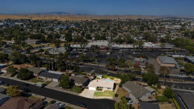 7527 Sutton Lane, Dublin CA: https://media.crmls.org/mediaz/29a5812f-4a97-4094-9835-9c13501e4a41.jpg