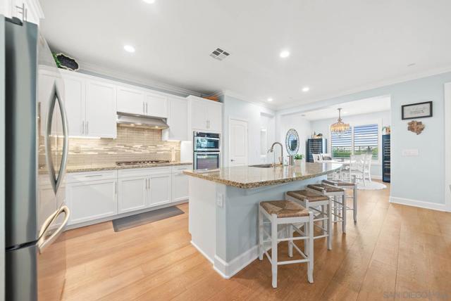 542 Adobe Estates Dr, Vista CA: https://media.crmls.org/mediaz/29a5dd43-28c6-4115-95ec-56dae88ae7c6.jpg