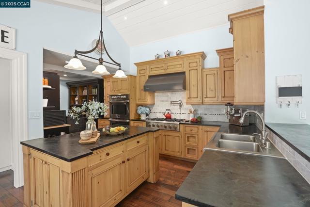 24 Ray Ct, Alamo CA: https://media.crmls.org/mediaz/29a5e438-99d3-4bf1-a342-bcbd450cea36.jpg