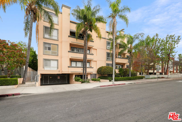 5224 Zelzah Avenue, Encino CA: https://media.crmls.org/mediaz/29a72032-742a-4436-9cbb-b203e7add88c.jpg