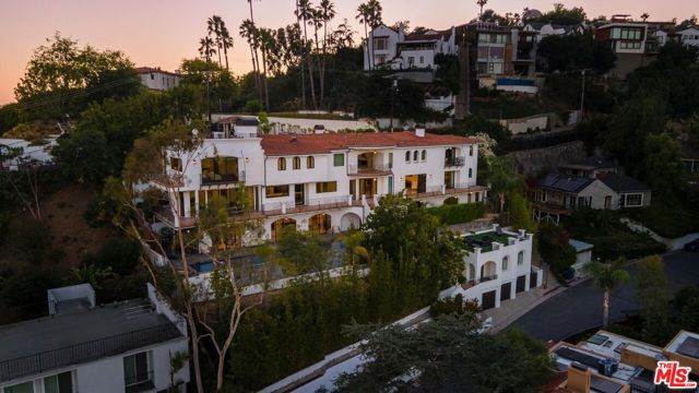 4733 Bonvue Avenue, Los Angeles CA: https://media.crmls.org/mediaz/29a78446-af04-448f-9e93-61d5a5fe4771.jpg