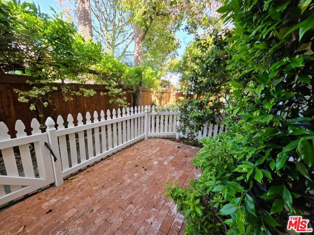 626 Broadway Street, Venice CA: https://media.crmls.org/mediaz/29a7a719-7acb-4f94-9c72-0957a6dca337.jpg