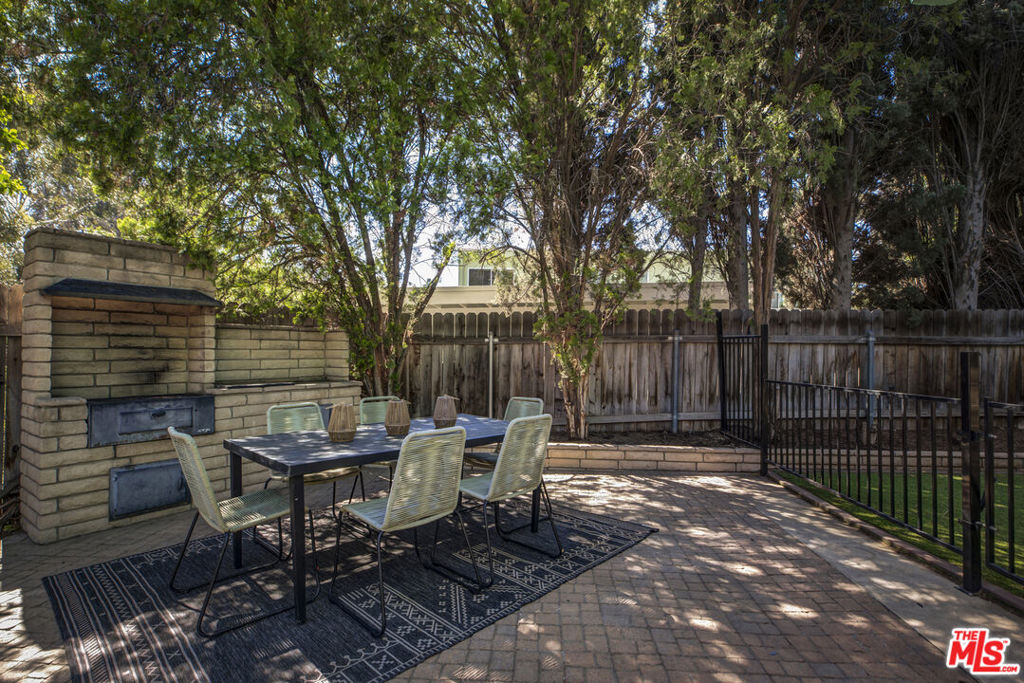 https://media.crmls.org/mediaz/29a845f7-a8f5-471c-9153-618e8cae1b93.jpg?preset=X-Large