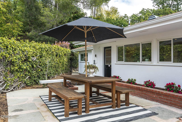 5045 Redwillow Lane, La Canada Flintridge CA: https://media.crmls.org/mediaz/29a97737-eb58-4b04-9456-75ed23223907.jpg